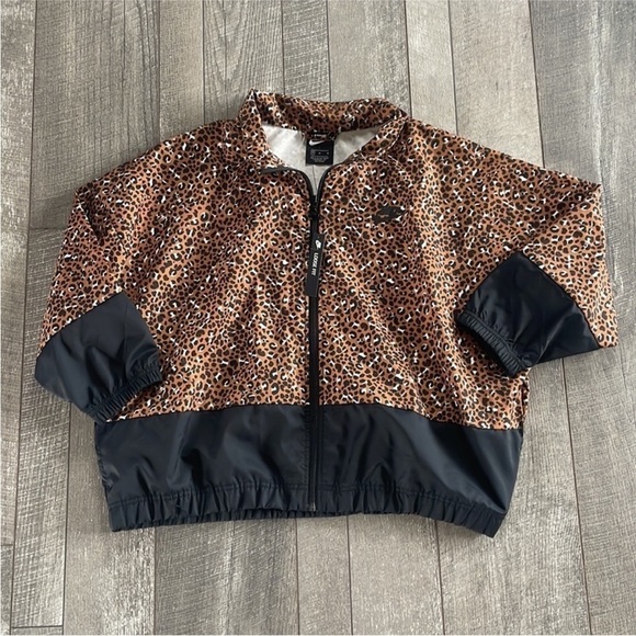Nike Size Medium Leopard Printed Full Zip Sporty Jacket. - Picture 5 of 11